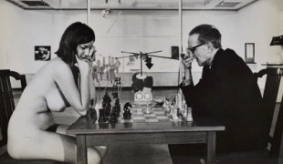 Eve Babitz, quien jugó desnuda al ajedrez con Marcel Duchamp, fallece a los 78 años [NSFW]