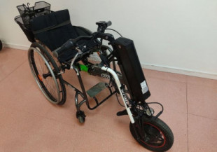 Dos maleantes se llevan la silla de ruedas de una mujer en Barcelona