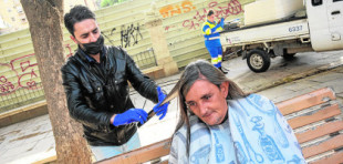 El peluquero que da esperanza a los 'sintecho' de Málaga