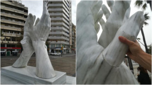 Rompen la escultura por los sanitarios de mármol de Macael que hay en Huelva