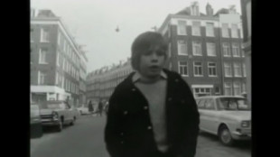 Niños y niñas de Amsterdam combaten a los autos en 1972