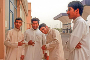 'Youtubers' saudíes debilitan a la policía más grimosa del mundo y las jóvenes bailan sin chador en el desierto