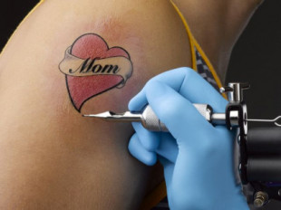 Frenan los tatuajes con color porque pueden ser cancerígenos