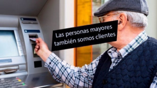"Me siento apartado por los bancos": un ciudadano de 78 años recoge 100.000 firmas para que le atiendan presencialmente