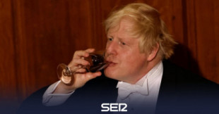 Boris Johnson y su personal celebraron cada semana de la pandemia los 'viernes del vino', desvela 'The Mirror'