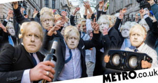 100 'Boris Johnsons' de fiesta fuera de Downing Street cantando 'es un evento de trabajo' (Eng)