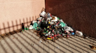 Madrid deja fuera del contrato de limpieza las zonas interbloque en 14 de los 21 distritos, donde comienza a acumularse la basura