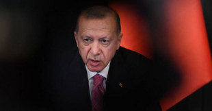 Erdogan enciende las alarmas y urge a los turcos a convertir sus ahorros en liras para salvar la divisa