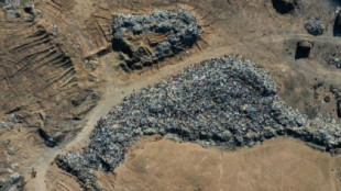 "Hemos transformado nuestra ciudad en el basurero del mundo": el inmenso cementerio de ropa usada en el desierto de Atacama en Chile