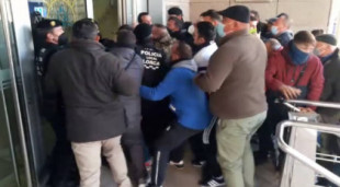 Se entrega a la Policía Local uno de los asaltantes al pleno municipal de Lorca