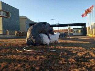 Dos enormes ratas apareándose frente al Parque Tecnológico de León, dos nuevas obras del "escultor misterioso"