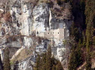Kropfenstein, el castillo construido en la pared de un acantilado
