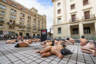 Desnudas y esposadas para denunciar las "198 personas torturadas" en Vitoria-Gasteiz