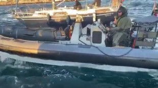 Un vídeo muestra el acoso de una patrullera de la Royal Navy a otra de Aduanas cuando ayudaba a un velero