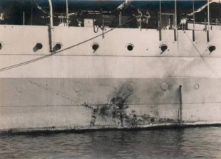 La silueta perfecta de un piloto kamikaze japonés tras impactar contra el HMS Sussex en 1945