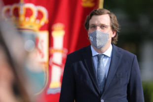 Almeida se ha gastado más de medio millón de euros en banderas de España en dos años y medio