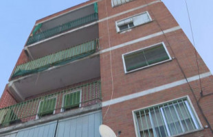 Acuden a desahuciar a un hombre en Móstoles, se tira por la ventana y descubren el cadáver momificado de su padre que ocultó para cobrar su pensión