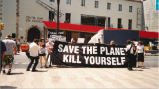 Salva el planeta y ¡suicídate! Los suicidas de Barcelona
