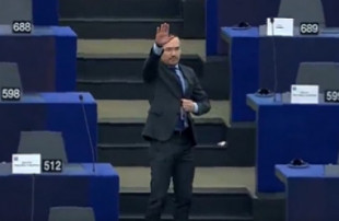 Un diputado búlgaro hace el saludo fascista durante una bronca en la Eurocámara