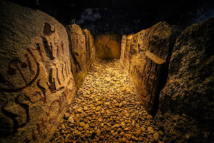 Los petroglifos del Túmulo Real de Kivik en Suecia, la tumba de un jefe nórdico que viajó a Grecia en la Edad del Bronce