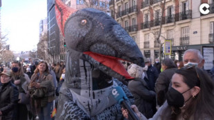 Momento surrealista de un 'dinosaurio' en la manifestación pro Ayuso: "Vengo a por dos pájaros en extinción