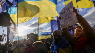 Ucrania pide ayuda a la comunidad internacional para detener a Putin e impone la ley marcial