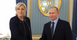 Le Pen tenía preparados 1,2 millones de folletos que ahora tirará a la basura. Tenían una foto de ella con Putin [FR]