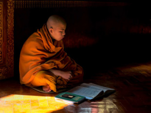 Un monje tibetano que va de alternativo empieza a leer filosofía occidental