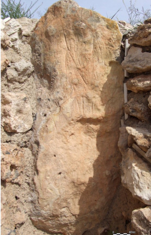 Un equipo arqueológico de la UGR descubre varias estatuas-menhir de la Edad del Cobre en Los Millares, en Almería