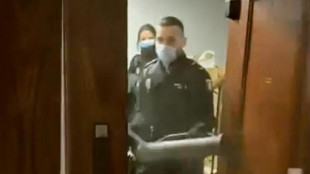 Ordenan juzgar a los seis policías de la 'patada en la puerta' en Madrid