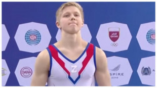 El gimnasta ruso Iván Kuliak sube al podio con un símbolo belicista en su pecho