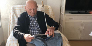 El inventor del «pincho» de la sombrilla registra otra patente a los 93 años para ayudar a su mujer