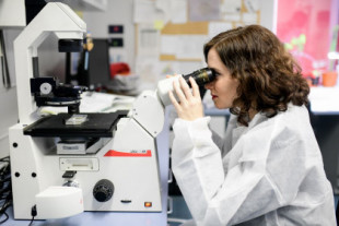 La Comunidad de Madrid eliminó las ayudas para 85 científicos de élite en plena pandemia