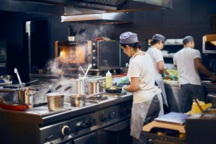 Barcelona expulsa a las cocinas fantasma y las 'dark stores' de la ciudad: "No queremos este tipo de negocios en nuestras calles"