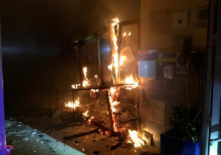 Un incendio intencionado arrasa el interior del IES Mediterráneo de Garrucha (Almería)