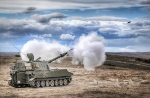 España despliega por primera vez en el exterior su artillería pesada ante la amenaza rusa