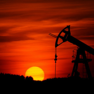 El barril de petróleo baja de 100 dólares tras caer más de un 8% en el día y un 30% en una semana