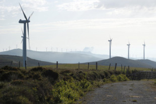 Los beneficios de las eléctricas y las energías renovables: Muras, el pueblo con un aerogenerador por cada dos habitantes donde también se paga la electricidad a precio de oro