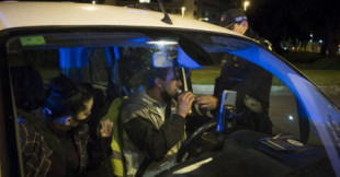 La policía no puede multar por fumar (o tener) hachís dentro del coche