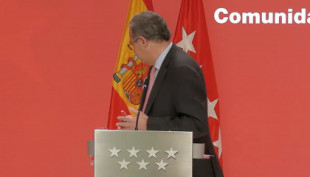 El portavoz del Gobierno de Madrid frivoliza con la exclusión social girándose para buscar a los "tres millones de pobres" de Madrid de un informe de Cáritas