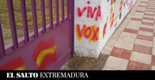 Vandalizan con simbología de extrema derecha un mural realizado por los niños y niñas de Peraleda de la Mata (Cáceres)