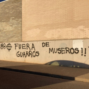 Aparecen pintadas neonazis en la fachada e interior de la escuela La Masia de Museros