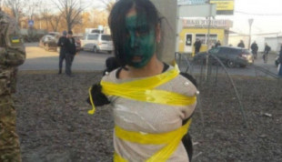 Niños atados a farolas, jóvenes pintadas de verde y hombres desnudos: tropas ucranianas humillan a saqueadores y gitanos