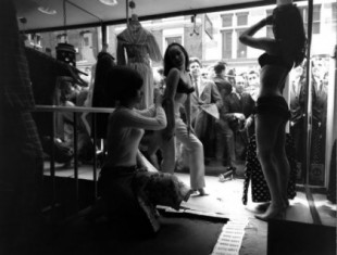 Modelos cambiándose de ropa en el escaparate, el truco publicitario de una boutique de Londres en 1966