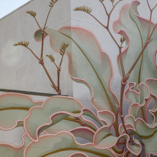 Una flor gigante se extiende por seis superficies diferentes en este curioso mural en 3D