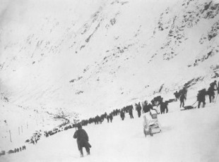 Buscadores de oro ascendiendo el paso montañoso de Chilkoot durante la fiebre de oro de Klondike