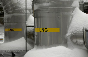Europa busca alternativas al gas de Rusia, el GNL de EEUU no llega