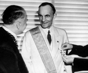 Henry Ford recibe la Gran Cruz del Águila Alemana de manos de los oficiales nazis, 1938