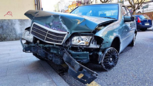 Conduce 18 kilómetros sin ruedas, se empotra contra una farola en Marín y acaba atrapado en una calle sin salida