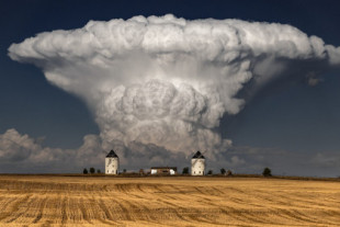 Una fotografía de un cumulonimbo captada en Santa María del Campo Rus (Cuenca), premio de la Sociedad Meteorológica Europea